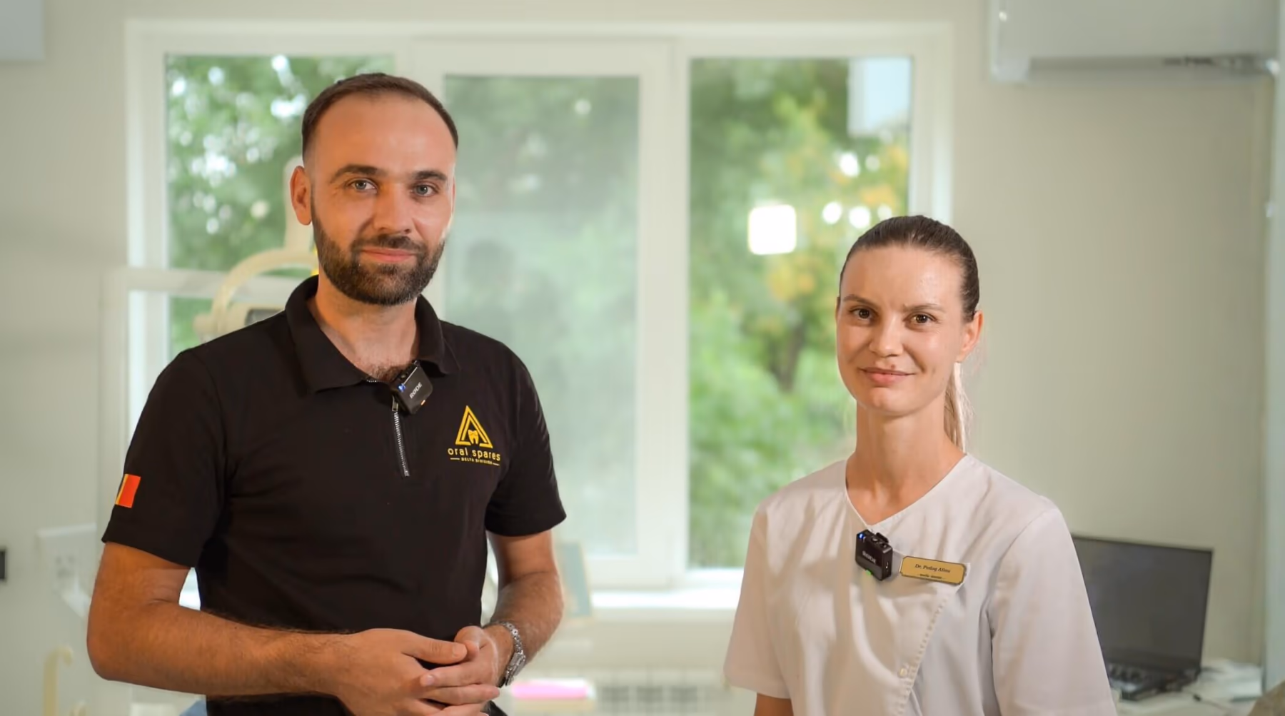 Dr. Alina Potlog, medic dentist la Dentadmira Ungheni, alături de un reprezentant Oral Spares în cabinet