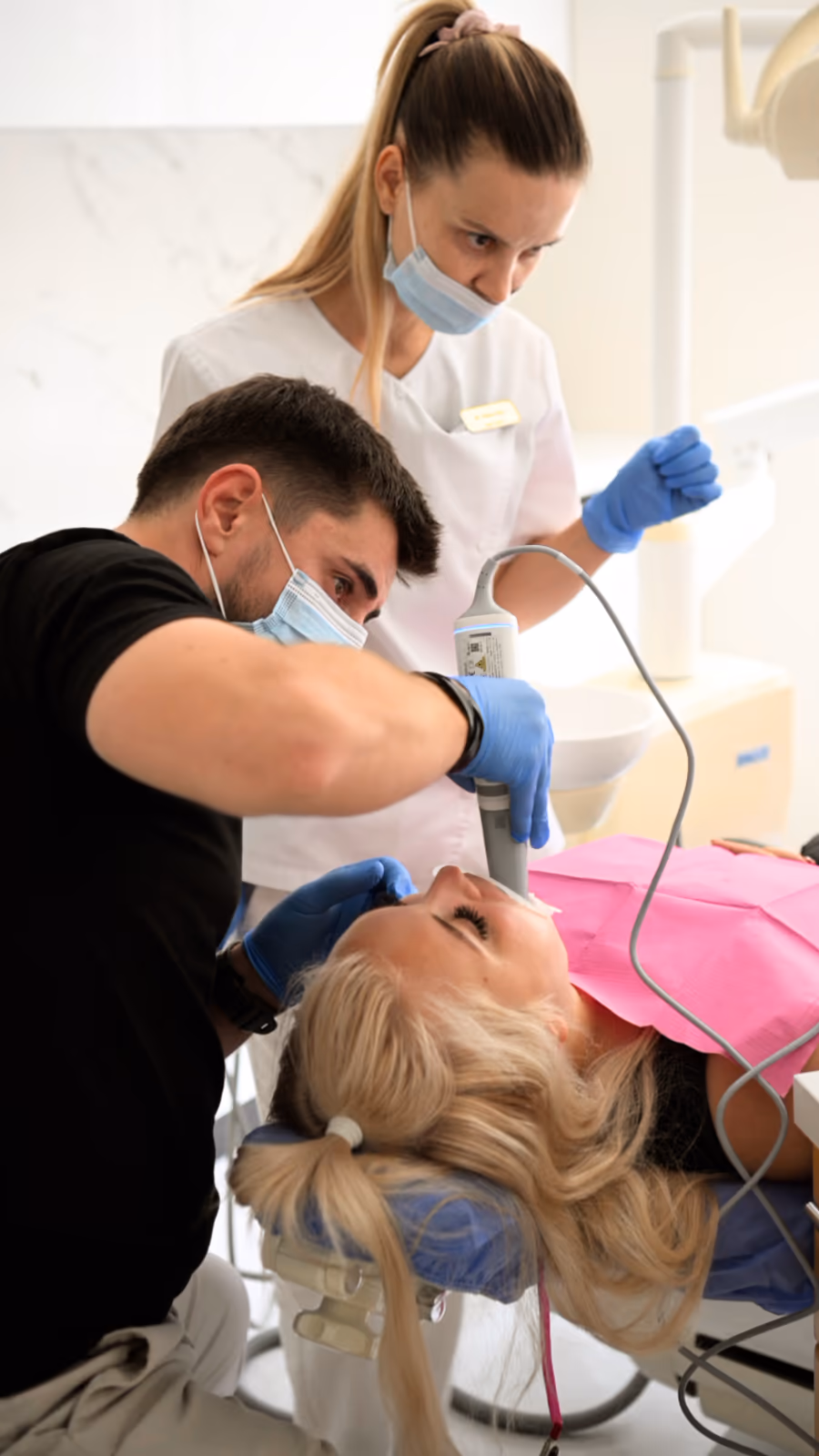 Medic și asistentă scanând intraoral o pacientă în cabinetul din Ungheni