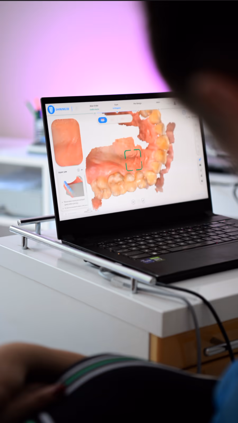 Amprentă digitală afișată în software-ul de scanare, pe laptopul din cabinet
